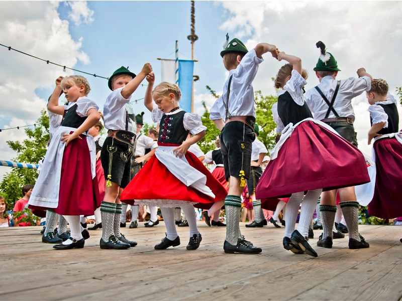 Trachtler Kindergruppe tanzt Bayerischen Volkstanz