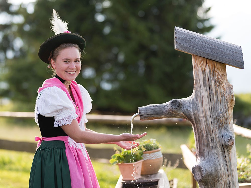 Trachtendirndl am Almtrog