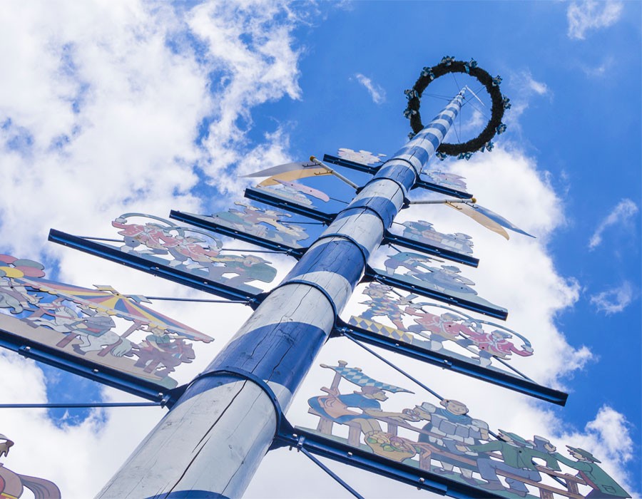 Maibaum aufstelln - eine bayerische Tradition
