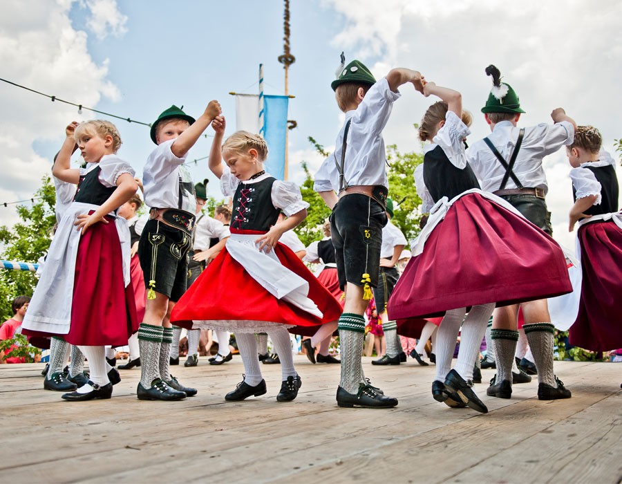 Kindertrachtengruppe bei Maibuam Auffhrung 