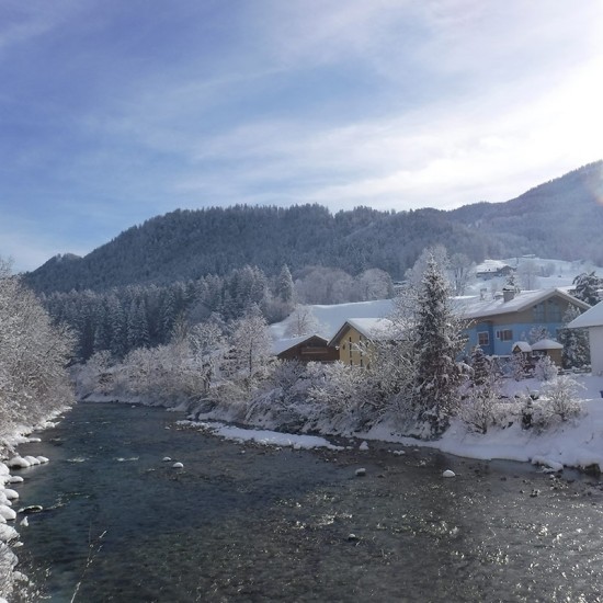 Ferienparadies Alpenglühn im Winter vom Fluss