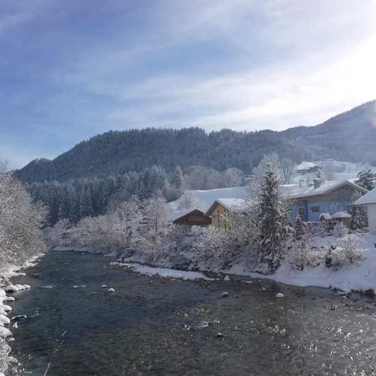 Ferienparadies Alpenglhn im Winter vom Fluss