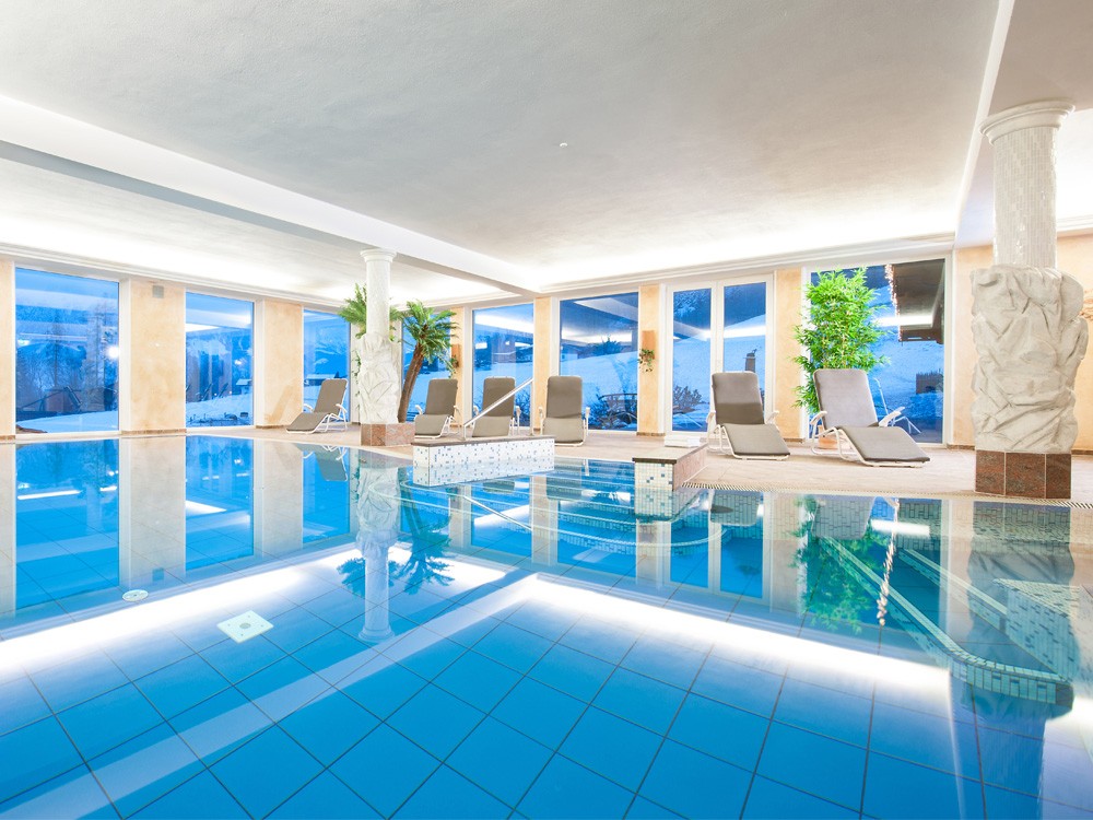 Pool im Wellnessbereich Naturhotel Reissenlehen