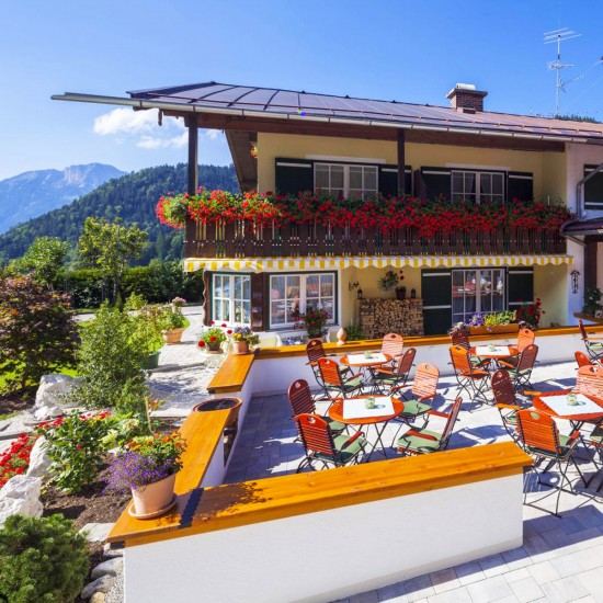 Alpenhotel Bergzauber Terrasse im Sommer