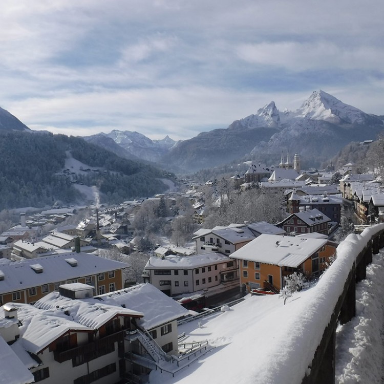 Ferienparadies Alpenglühn Blick über Berchtesgaden