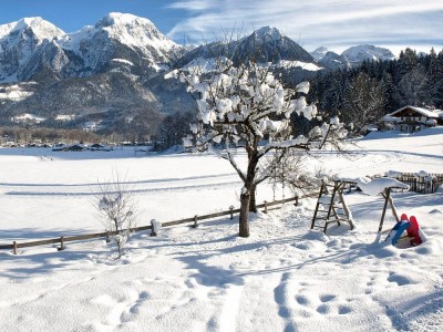 Ausblick auf die verschneiten Alpen