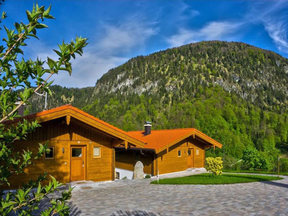 Die Chalets im Sommer mit Bergblick