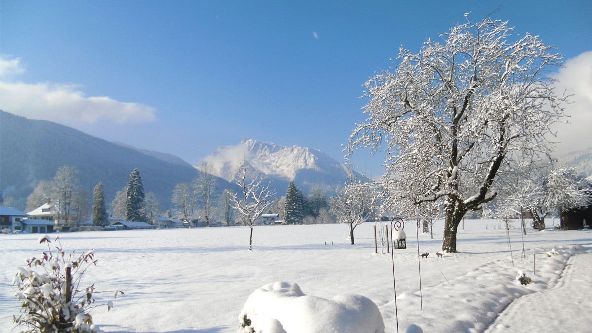 Gstehaus Rennerlehen Ausblick auf die verschneiten Berge