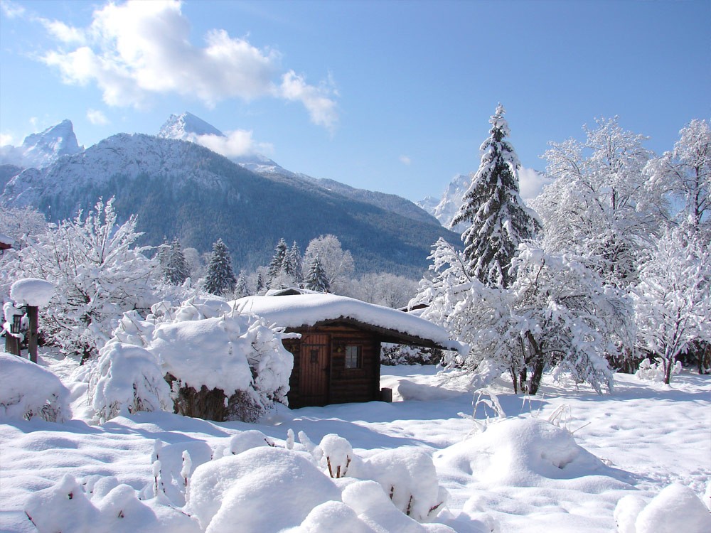 Ausblick in die verschneite Berglandschaft